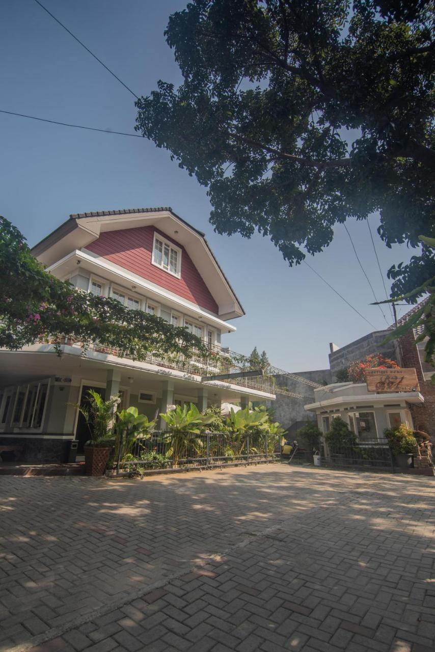 Hotel Front One Boutique Baluran Malang Esterno foto